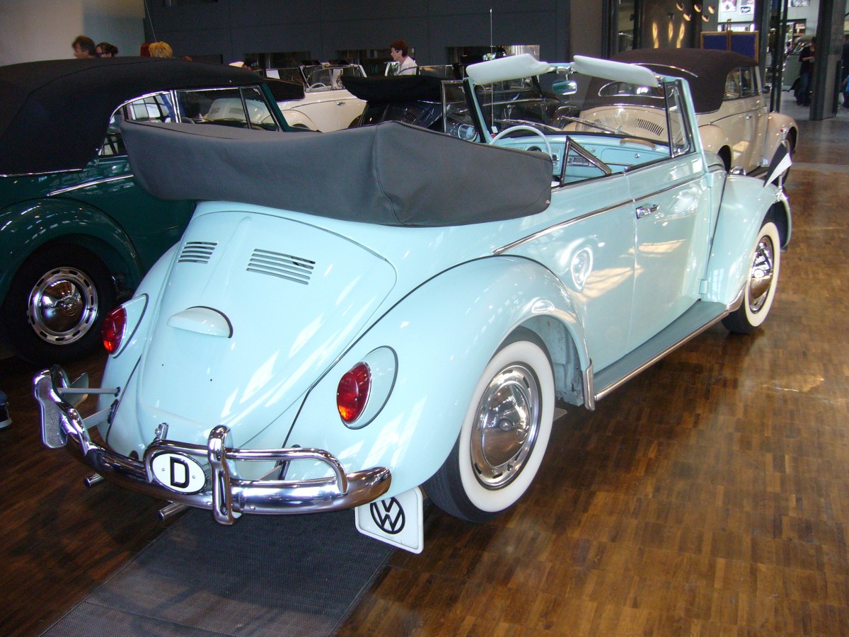 Heckansicht eines VW Käfer Cabriolets des Jahrganges 1964 in bahamablau. VW-Treffen an der Düsseldorfer Classic Remise am 25.05.2014.