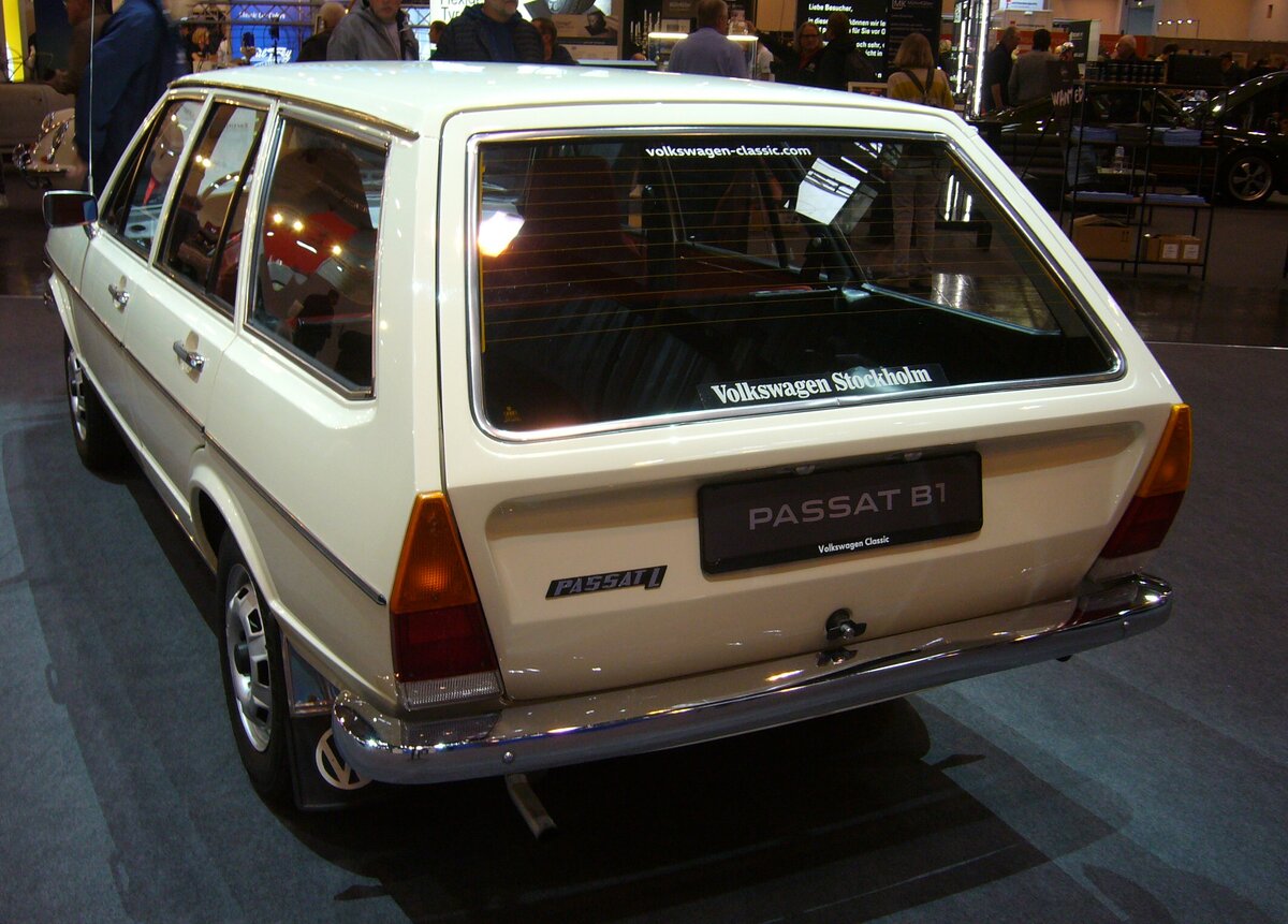 Heckansicht eines VW Passat Variant L B1 aus dem Jahr 1974. Hier wurde ein Passat Variant in der Ausstattungsvariante L (Typ 32), wie er von 1973 bis 1977 produziert wurde, abgelichtet. Der Farbton der Lackierung nennt sich atlasweiß. Der Passat war in drei Motorisierungen zu bekommen: 1297 cm³ mit 55 PS, 1471 cm³ mit 75 PS oder 85 PS oder 1588 cm³ Hubraum mit 75 PS oder 85 PS. Der gezeigte Passat wurde erstmalig in Schweden zugelassen und ist mit dem kleinsten Motor ausgerüstet. Techno Classica Essen am 13.04.2023.