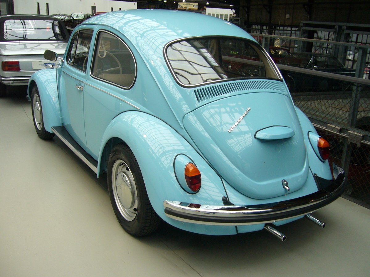 Heckansicht eines VW  Sparkäfer  im Farbton marinablau aus dem Jahr 1970. Classic Remise Düsseldorf am 26.11.2020.