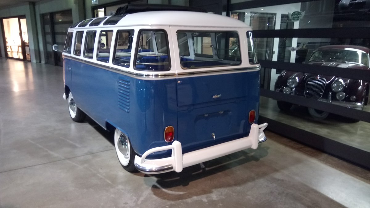 Heckansicht eines VW T1 Bus 8-Sitzer Sondermodell. 1963 - 1967. Classic Remise Düsseldorf am 17.12.2016.
