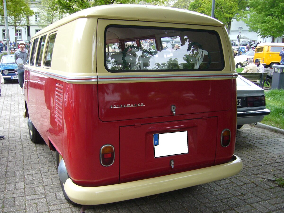 Heckansicht eines VW T1 Kombi aus dem Jahr 1964. In dieser Ausführung wurde der VW T1 Kombi in den Jahren von 1963 bis 1967 in den Werken Wolfsburg und Hannover gebaut. Der luftgekühlte Vierzylinderboxermotor leistet 42 PS aus einem Hubraum von 1.493 cm³. Oldtimertreffen des AMC Essen-Kettwig am 01.05.2022.
