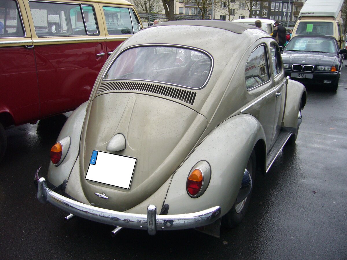 Heckansicht eines VW Typ 1 aus dem Jahr 1958. Außengelände der Techno Classica Essen am 05.04.2024.