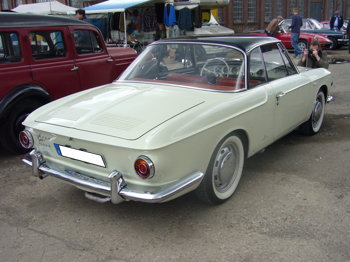 Heckansicht eines VW Typ 34 Karmann-Ghia Coupe. 1961 - 1969. Oldtimertreffen an der  Alten Dreherei  am 20.06.2015.