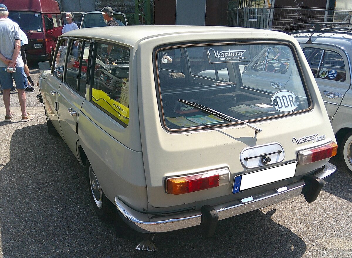 Heckansicht eines Wartburg 353-1000 Tourist aus dem Jahr 1973. 18. Oldtimerfestival an der  Alten Dreherei  in M�lheim an der Ruhr am 21.06.2026. 