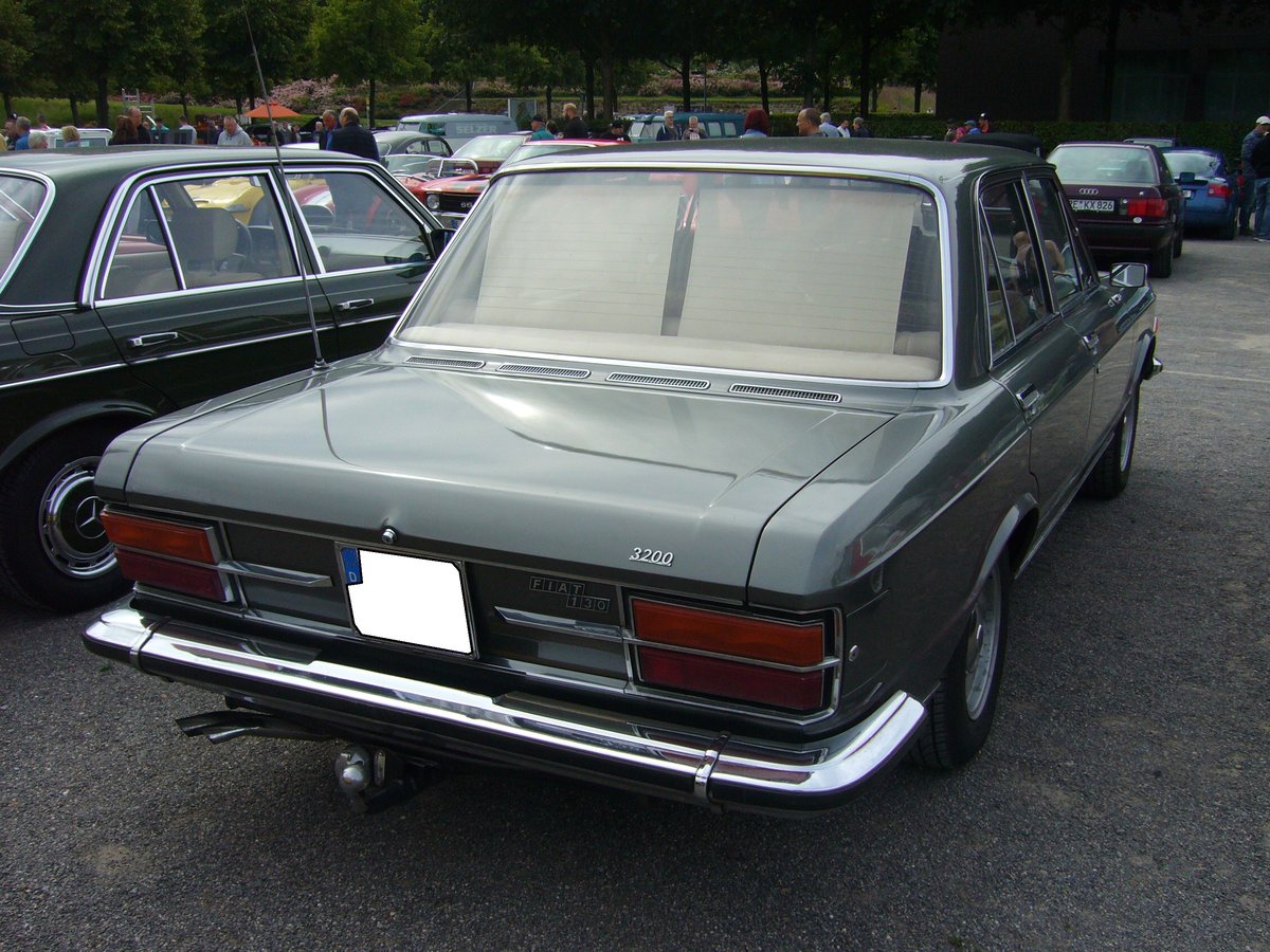Heckansicht einer Fiat 130 Limousine. 1969 - 1976. Oldtimertreffen Nordsternpark Gelsenkirchen am 24.06.2018.