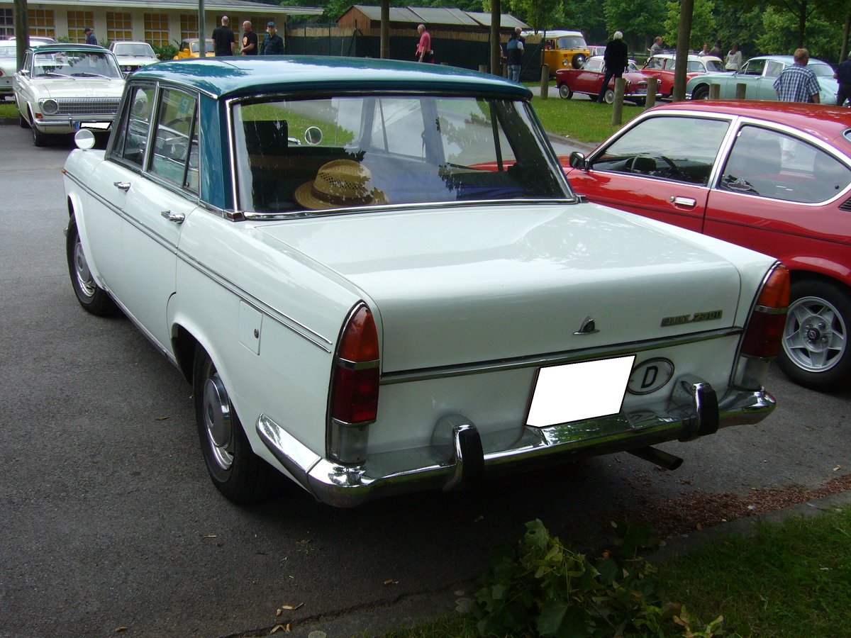 Heckansicht einer Fiat 2300 Limousine. 1961 - 1968. Oldtimertreffen an der Krefelder Pferderennbahn am 12.06.2016.