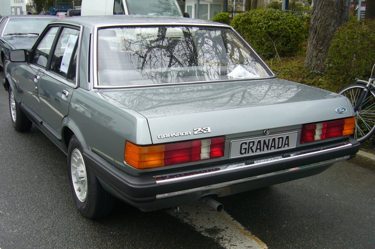 Heckansicht einer Ford Granada MK2 2.3 Limousine aus dem Jahr 1984. Außengelände der Techno Classica Essen am 13.04.2023.