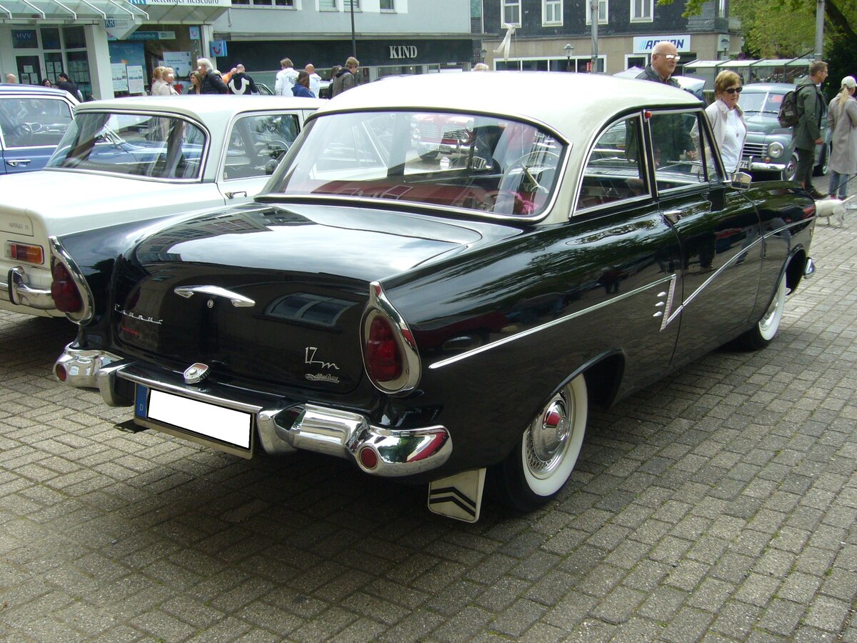 Heckansicht einer Ford Taunus P2 Limousine aus dem Jahr 1958. Oldtimertreffen des AMC Essen-Kettwig am 01.05.2022.