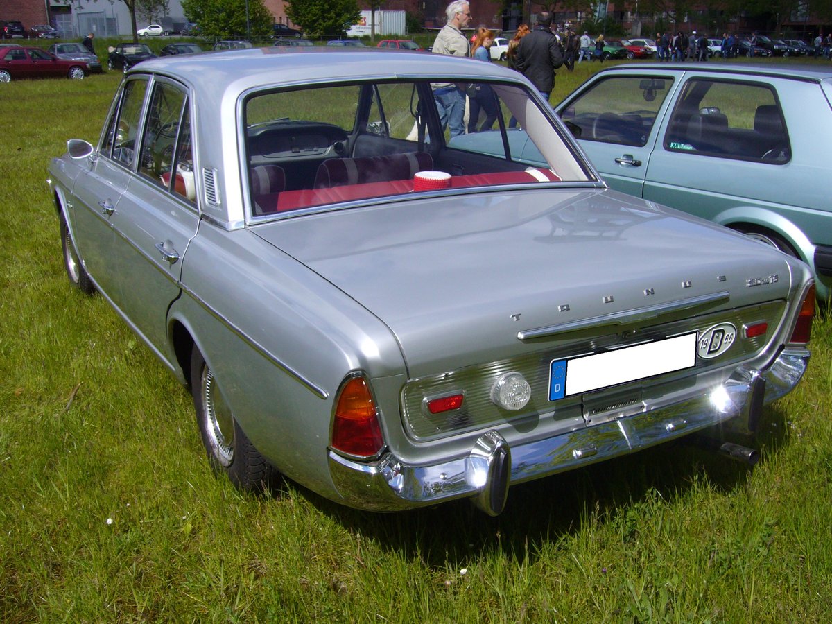 Heckansicht einer Ford Taunus P5 20M TS in der Karosserieversion viertürige Limousine aus dem Modelljahr 1966. Youngtimertreffen Zeche Ewald in Herten am 12.05.2019.