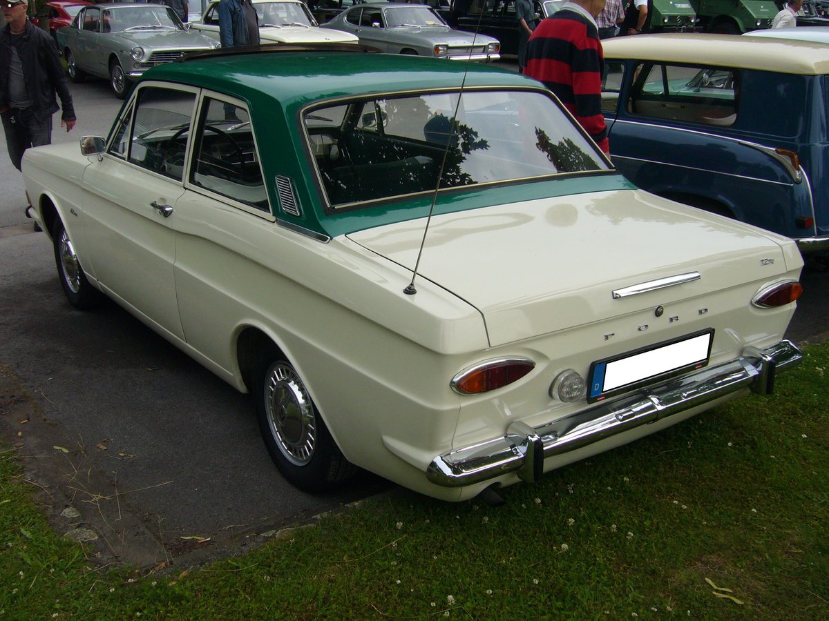 Heckansicht einer Ford Taunus P6 12M Limousine. 1966 - 1970. Oldtimertreffen an der Krefelder Pferderennbahn am 12.06.2016.