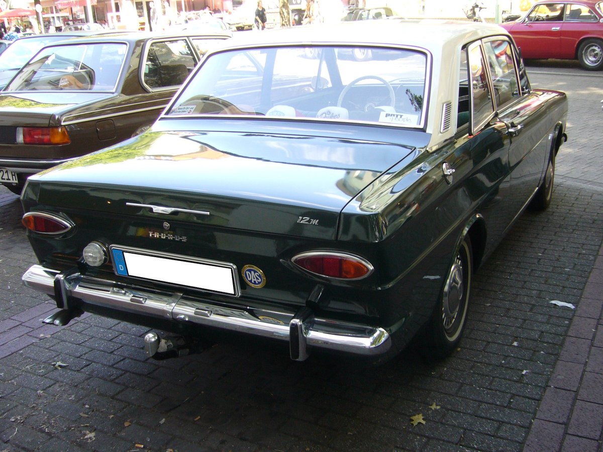 Heckansicht einer Ford Taunus P6 12M Limousine aus dem Modelljahr 1967. 11.  Dukes of Downtown  in Essen-Rüttenscheid am 31.08.2019.