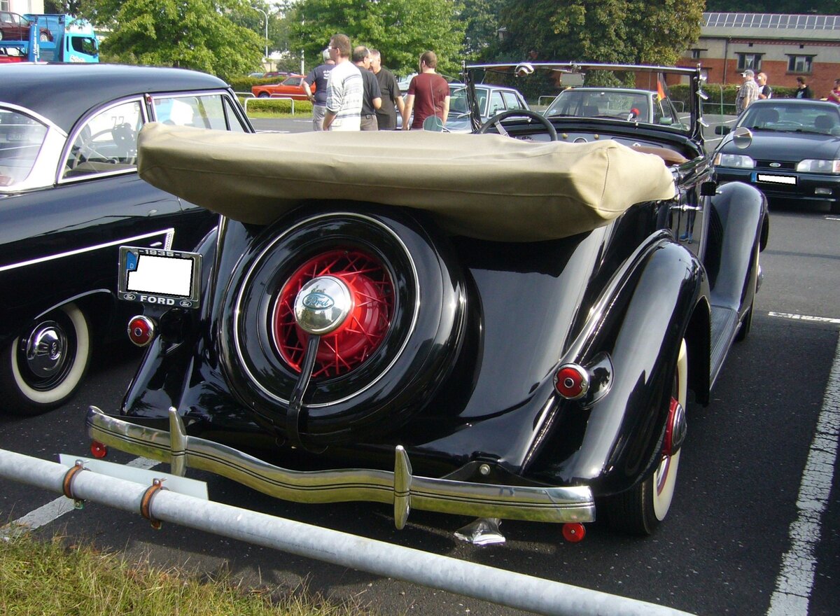 Heckansicht einer Ford V8 Model 48 Cabriolimousine aus dem Modelljahr 1935. 9. Ford-Classic-Event an Mo´s Bikertreff in Krefeld am 03.09.2023.