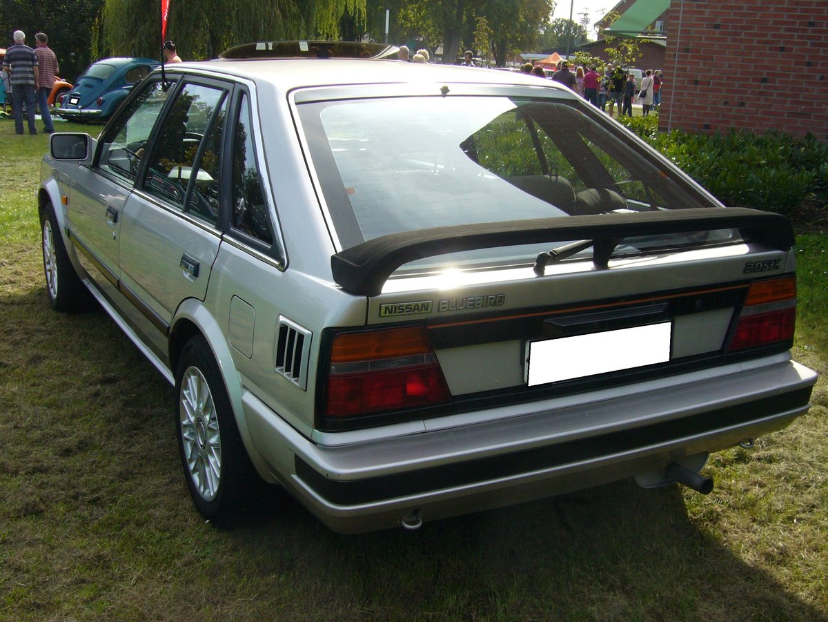 Heckansicht einer Nissan Bluebird Schräghecklimousine aus dem Jahr 1987. Oldtimertreffen des Oldtimerclubs Schermbeck am 22.09.2019 in Lühlerheim.