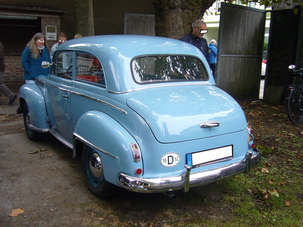 Heckansicht einer Opel Olympia Limousine aus dem Jahr 1952. Oldtimertreffen an der Niebu(h)rg in Oberhausen/Rheinland am 17.10.2021.