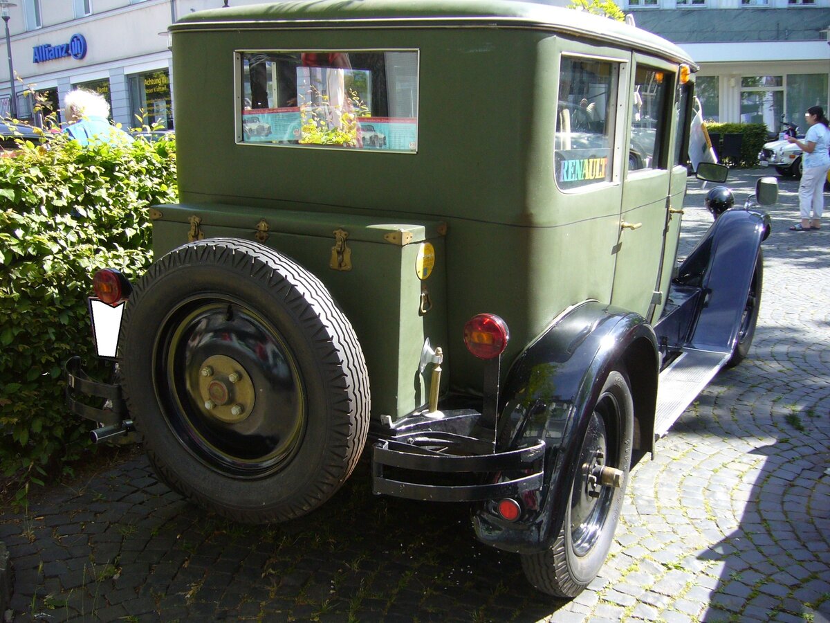 Heckansicht einer Renault 10CV KZ2 Limousine. Oldtimertreffen der Oldtimerfreunde Essen-Borbeck am 12.06.2022.