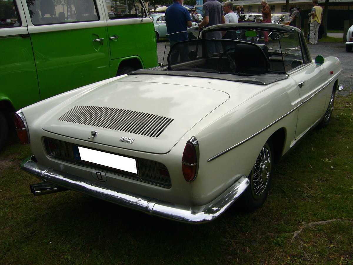 Heckansicht einer Renault Caravelle Cabriolet. 1959 - 1968. Oldtimertreffen an der Krefelder Pferderennbahn am 12.06.2016.