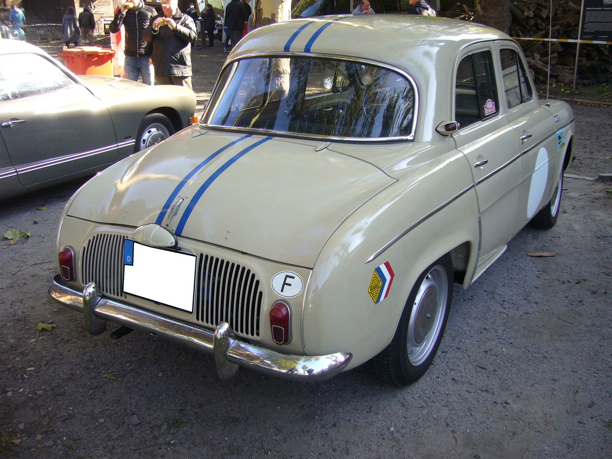 Heckansicht einer Renault Renault Dauphine aus dem Jahr 1959. Oldtimertreffen an der Niebu(h)rg in Oberhausen am 07.10.2018.