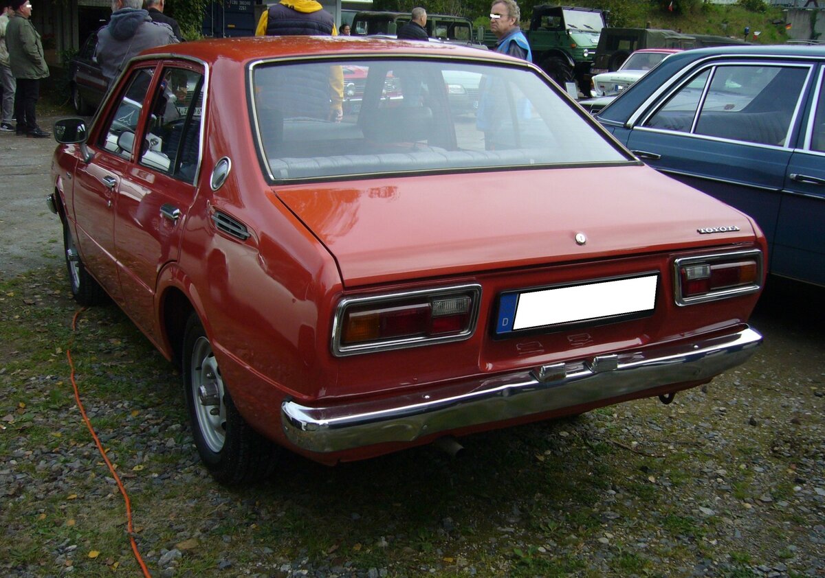 Heckansicht einer Toyota Corolla E30 Limousine aus dem Jahr 1978. Oldtimertreffen beim Theater an der Niebu(h)rg am 22.10.2023 in Oberhausen.