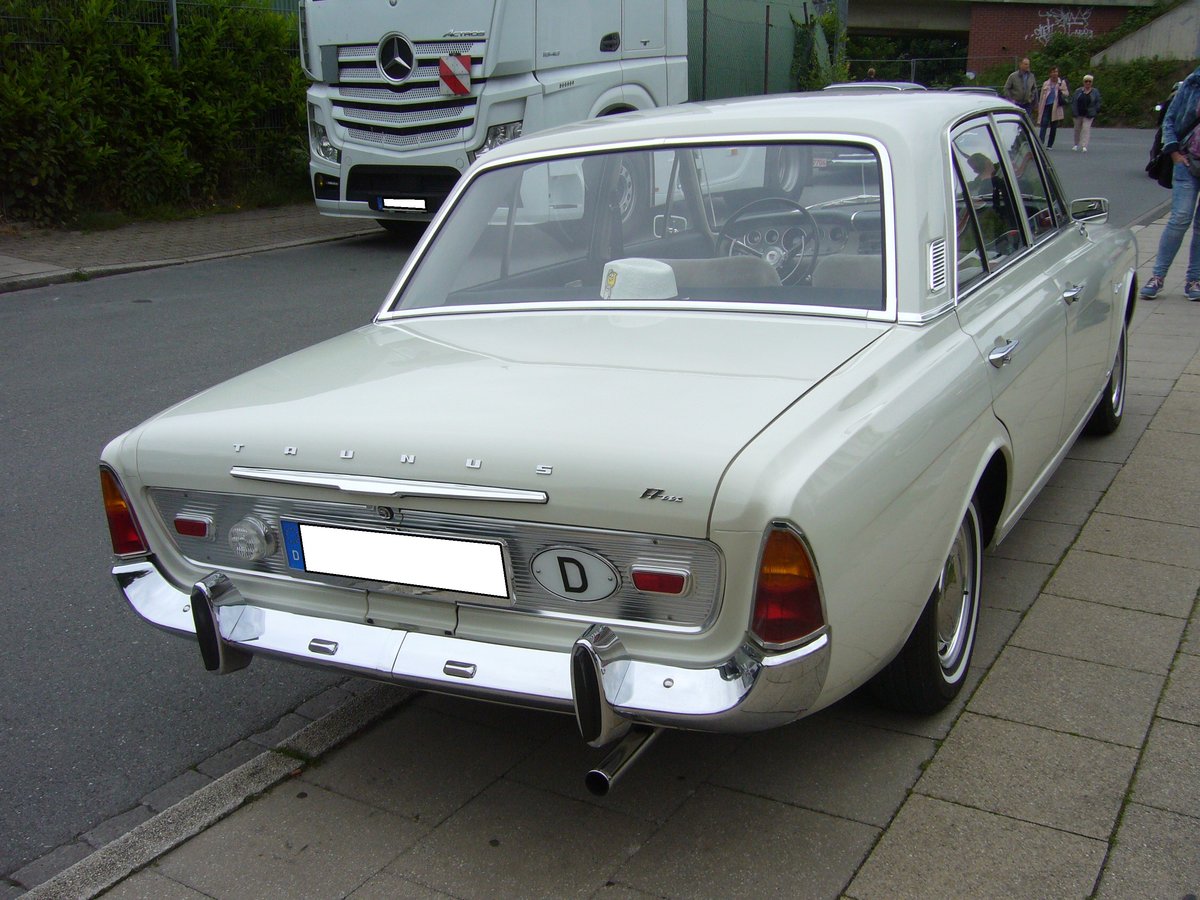 Heckansicht einer viertürigen Ford Taunus P5 Limousine aus dem Modelljahr 1967. 18. Prinz Friedrich Oldtimertreffen in Essen-Kupferdreh am 26.05.2019.