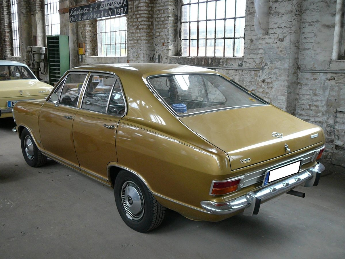 Heckansicht einer viertürigen Opel Olympia Limousine aus dem letzten Modelljahr 1970. Oldtimertreffen an der  Alten Dreherei  in Mülheim an der Ruhr im Juni 2015.