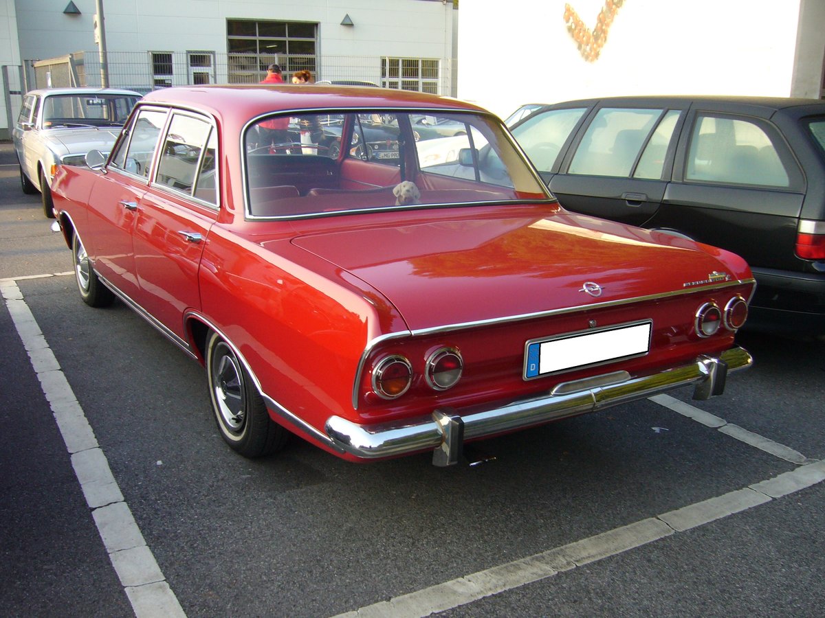 Heckansicht einer viertürigen Opel Rekord B Limousine. 1965 - 1966. 4. Saarner Oldtimer-Cup am 03.09.2017 in Mülheim-Saarn.