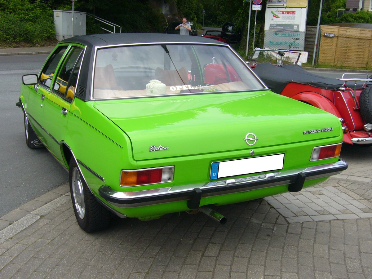 Heckansicht einer viertürigen Opel Rekord D Limousine. 1972 - 1977. Prinz-Friedrich-Oldtimertreffen am 29.05.2016 in Essen.
