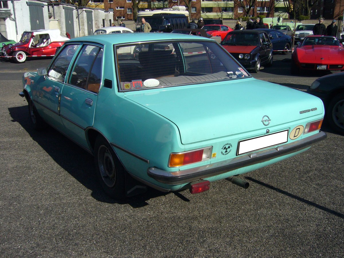 Heckansicht einer viertürigen Opel Rekord D Limousine. 1972 - 1977. Oldtimertreffen an Mo´s Bikertreff in Krefeld am 25.02.2018.