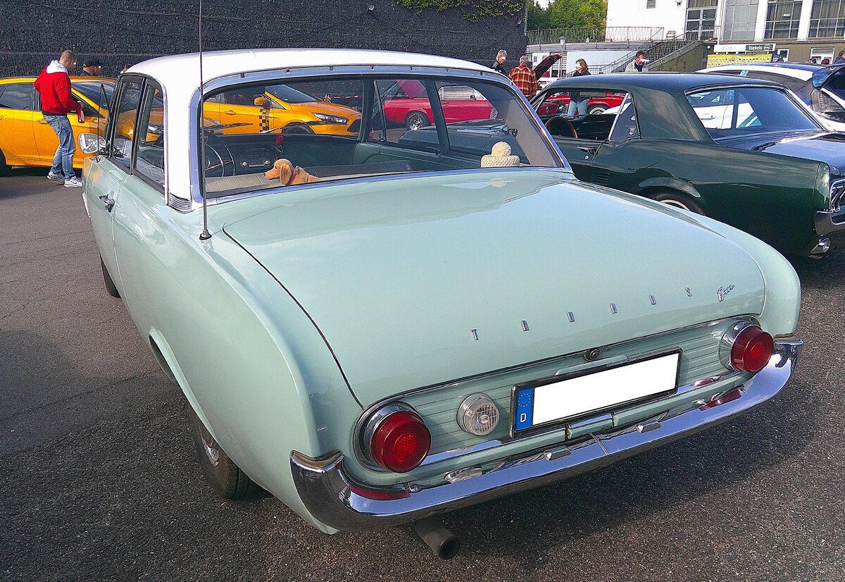 Heckansicht einer zweitürigen Ford Taunus P3 Limousine. Ford-Treffen am 26.04.2026 an Mo´s Bikertreff in Krefeld.