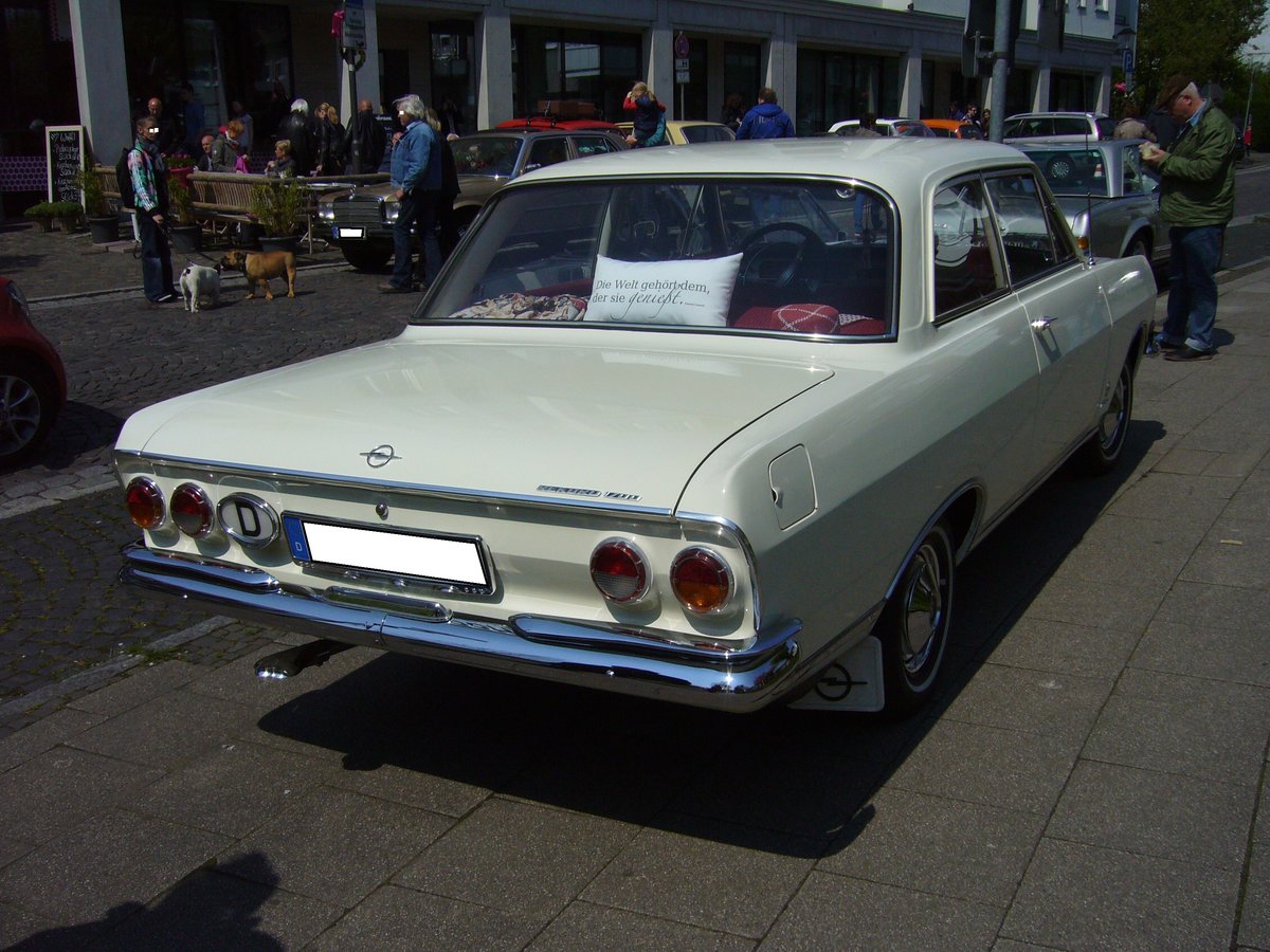 Heckansicht einer zweitürigen Opel Rekord B Limousine. 1965 - 1966. Oldtimertreffen Kettwig am 01.05.2016.