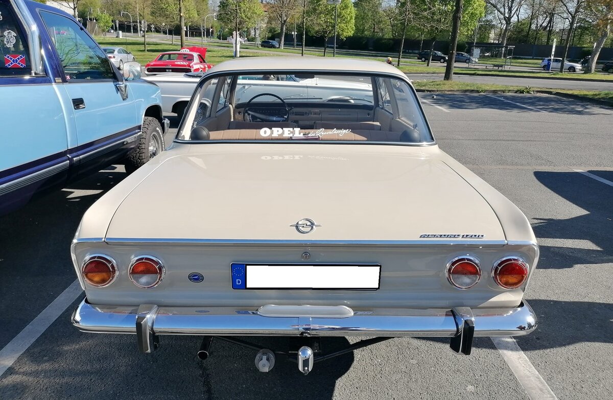 Heckansicht einer zweitürigen Opel Rekord B Limousine aus dem Jahr 1966. Oldtimertreffen Café del Sol Gelsenkirchen am 18.04.2022.