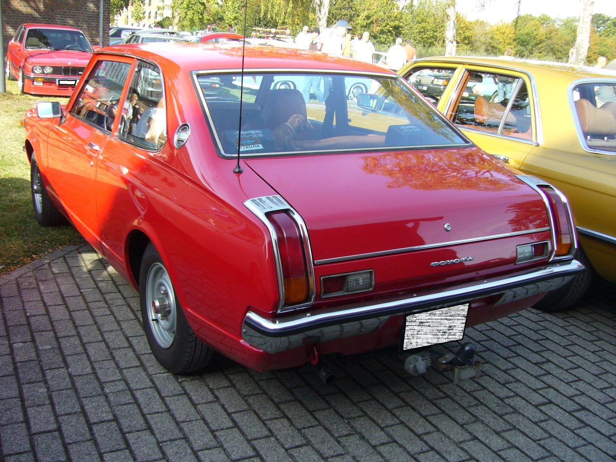 Heckansicht einer zweitürigen Toyota Carina Limousine aus dem Jahr 1976. Oldtimertreffen des Oldtimerclubs Schermbeck am 22.09.2019 in Lühlerheim.