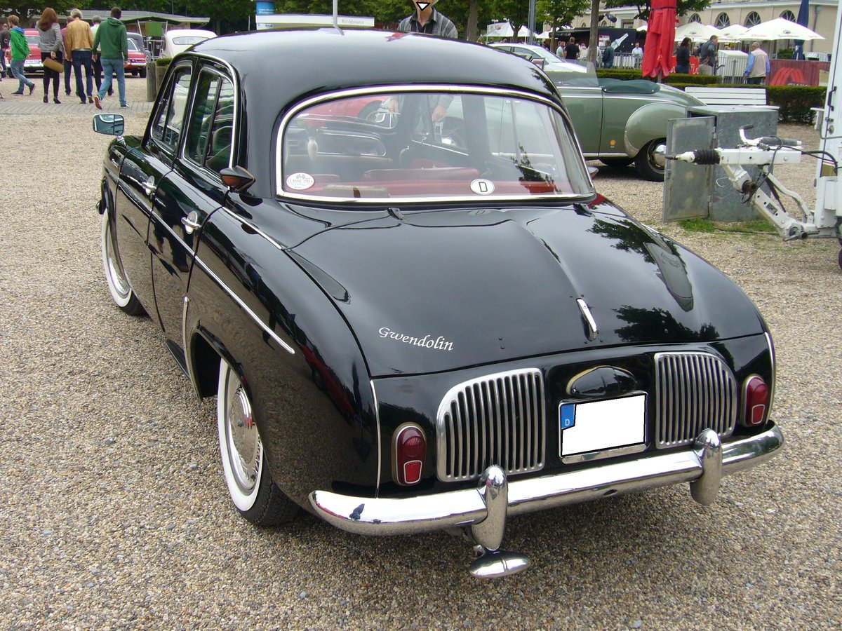 Heckansichte einer Renault Dauphine. 1956 - 1968. Oldtimertreffen an der Galopprennbahn Krefeld am 16.07.2017.