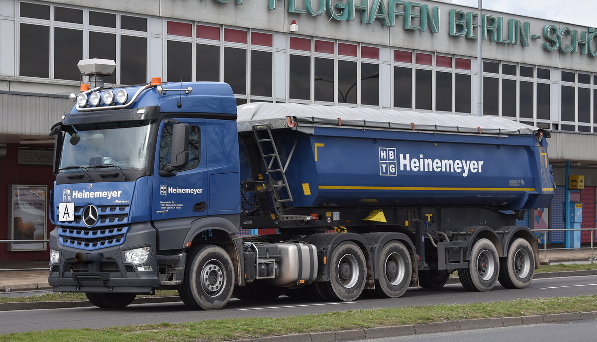 Heinemeyer Ingenieurrückbau GmbH mit einem Sattelkipper mit mächtiger MB AROCS 3353  Zugmaschine am 23.03.23 Bahnhof Schönefeld.