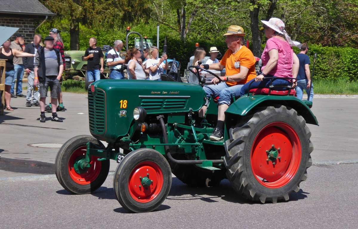 Hela, Hermann Lanz Traktor, aufgenommen beim Verlassen des Versorgungspunktes bei der Staumauer nahe Esch Sauer in Richtung des n�chsten Treffpunktes. 09.05.2022