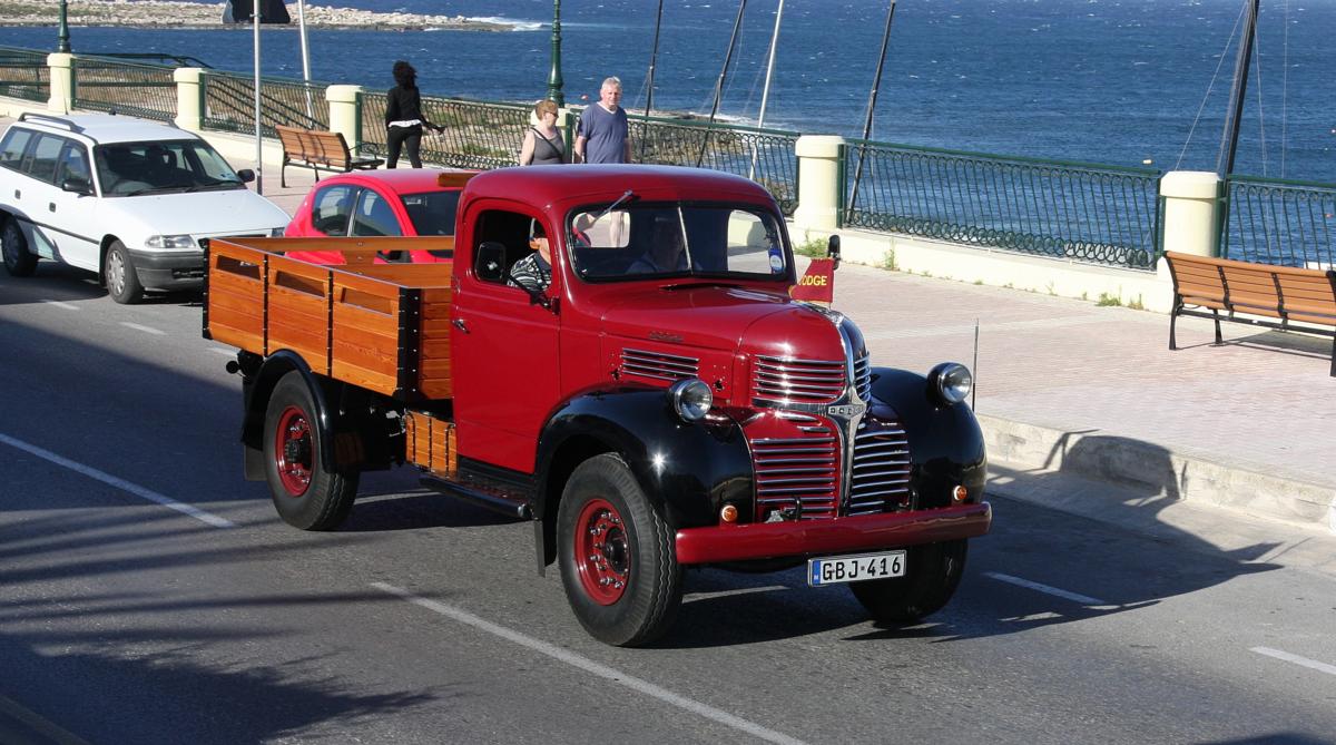 Hervorragend restauriert war dieser Dodge Lkw am 14.5.2014 auf Malta unterwegs. Auf der Küstenstraße in Qawra konnte ich ihn morgens ablichten.