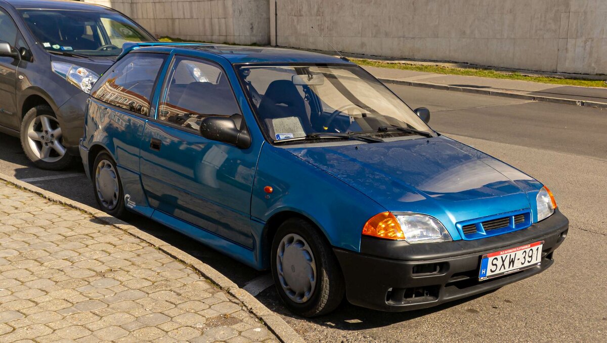Hier ist ein nicht ganz anspruchsvoll getunter dreitürer Suzuki Swift Mk2 (Kobaltblau) zu sehen. Foto: 02.2023.