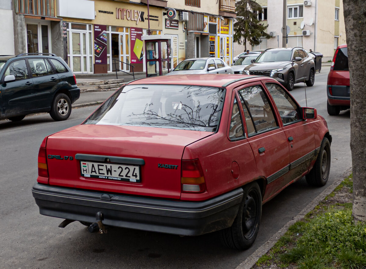 Hier ist ein Opel Kadett E Stufenheck von Hinten zu sehen. Die Aufnahme stammt von März, 2023.