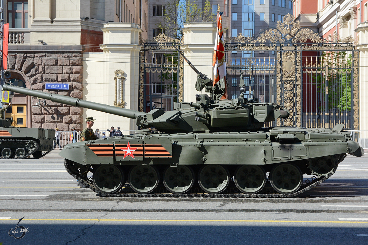 Hier wartet ein T90-Panzer auf den Start der Generalprobe am 7.5.2016 für die Parade zum 71. Jahrestag des Siegs über Nazi-Deutschland im Zweiten Weltkrieg in Moskau.