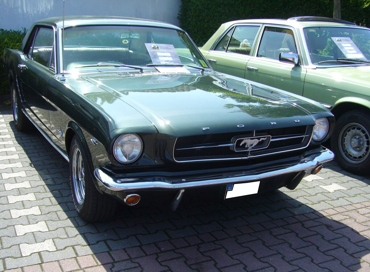 Hier wurde ein 1965´er Mustang in der Karosserievariante Hardtop Coupe, im Farbton dynasty green abgelichtet. Der V8-Motor dieses  Ponys  hat einen Hubraum von 289 cui (4736 cm³) und leistet 203 PS. Die Höchstgeschwindigkeit lag, je nach gewähltem Getriebe, zwischen 175 km/h und 185 km/h. 4. Oldtimertreffen an der  Burgruine  Essen-Burgaltendorf am 14.05.2023.