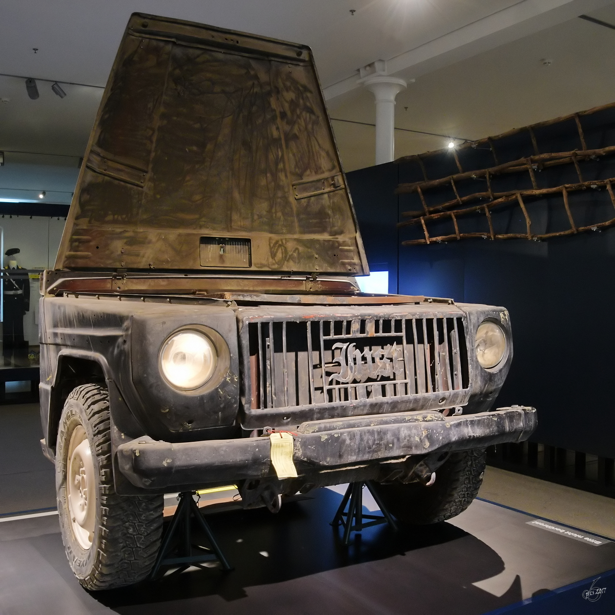 Hier wurde ein LKW gl leicht Wolf zum Barbecuegrill umfunktioniert. (Militärhistorisches Museum der Bundeswehr Dresden, April 2017)
