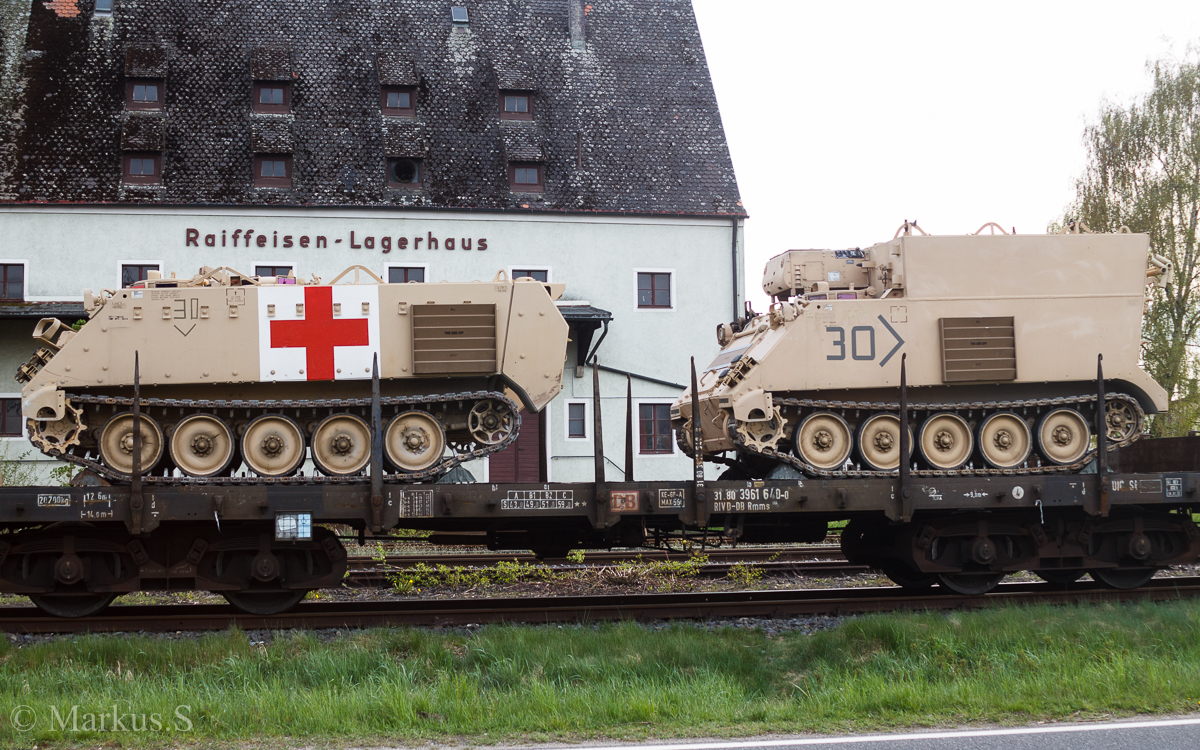 Hier zu sehen ein M113A3 Ambulance Panzer sowie ein M577A3 Command Post Carrier Panzer der U.S.Army. Aufgenommen am Bahnhof Pressarth am 02.Mai 2015