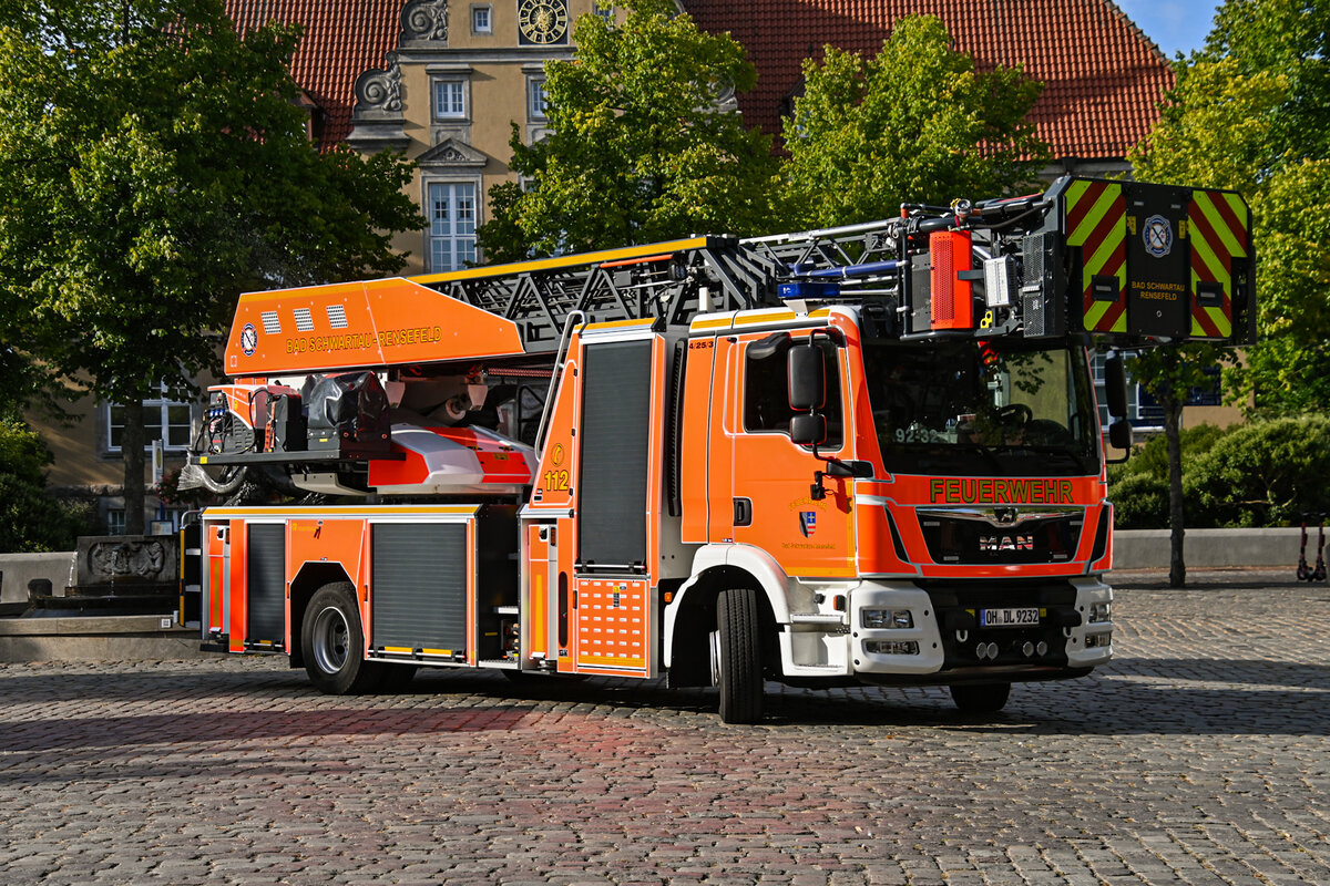 Hier zusehen gibt es den MAN TGM 15.290 als Drehleiter automatisch mit Korb DLA(K) 23/12 / L32A-XS 3.0 der Feuerwehr Bad Schwartau/ Rensefeld.

Dieses Fahrzeug wird zur Rettung, Brandbek�mfung oder Arbeiten in H�hen einges�tzt. Es kann auch f�r Beleuchtungszwecke eingesetzt werden.


Fahrzeugtyp: Drehleiter automatisch mit Korb 23/12 (DL(A)K 23/12)
Funkrufname: Florian Ostholstein 92/32-01
Hersteller/Modell: MAN TGM 15.290
Auf-/Ausbau Hersteller: Rosenbauer
Leiterl�nge: 32 m
Rettungsh�he: 30 m
Baujahr: 2020
Intdienststellung: 2020
Besatzung: 1/2

(Bad Schwartau 08.2025)