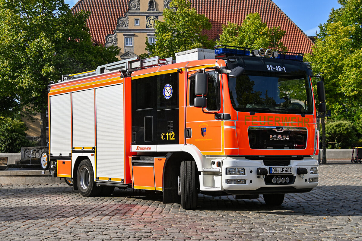 Hier zusehen gibt es den MAN TGM 15.290 als Hilfeleistungsl�schgruppenfahrzeug 20 (HLF 20) der Feuerwehr Bad Schwartau/ Rensefeld.

Dieses Fahrzeug dient als Erstausr�cker im Bad Schwartauer Stadtgebiet. Zudem dient es als erstes (Hilfeleistungs-) L�schfahrzeug im L�sch-/ R�stzug. Aufgrund der umfangreichen Beladung wird es auch  Eierlegende Wollmilchsau  genannt.


Fahrzeugtyp: Hilfeleistungsl�schgruppenfahrzeug 20 (HLF 20)
Funkrufname: Florian Ostholstein 92/48-01
Hersteller/Modell: MAN TGM 15.290
Auf-/Ausbau Hersteller: Schlingmann
Pumpe: Feuerl�schkreiselpumpe Schlingmann S3000 / FPN 10-3000 (3.000 l/min bei 10 bar)
L�schwassertank: 2200 l
Schaummitteltank: 120 l
Baujahr: 2018
Intdienststellung: 2018
Besatzung: 1/8

(Bad Schwartau 08.2025)