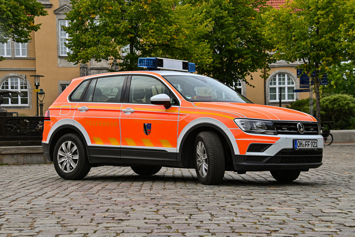 Hier zusehen gibt es den VW Tiguan als Komandowagen (KdoW) der Feuerwehr Bad Schwartau/ Rensefeld.

Dieses Fahrzeug dient dazu die �bergeordneten-F�hrungskr�fte zu Einsatzstellen zu bef�rdern. Au�erdem dient es der Manschaft um zu Lehrg�ngen oder Schulungen zu gelangen.


Fahrzeugtyp: Komandowagen (KdoW)
Funkrufname: Florian Ostholstein 92/10-01
Hersteller/Modell: Volkswagen Tiguan
Auf-/Ausbau Hersteller: Matuczak Feuerschutz
Baujahr: 2017
Intdienststellung: 2018
Besatzung: 1/0

(Bad Schwartau 08.2025)