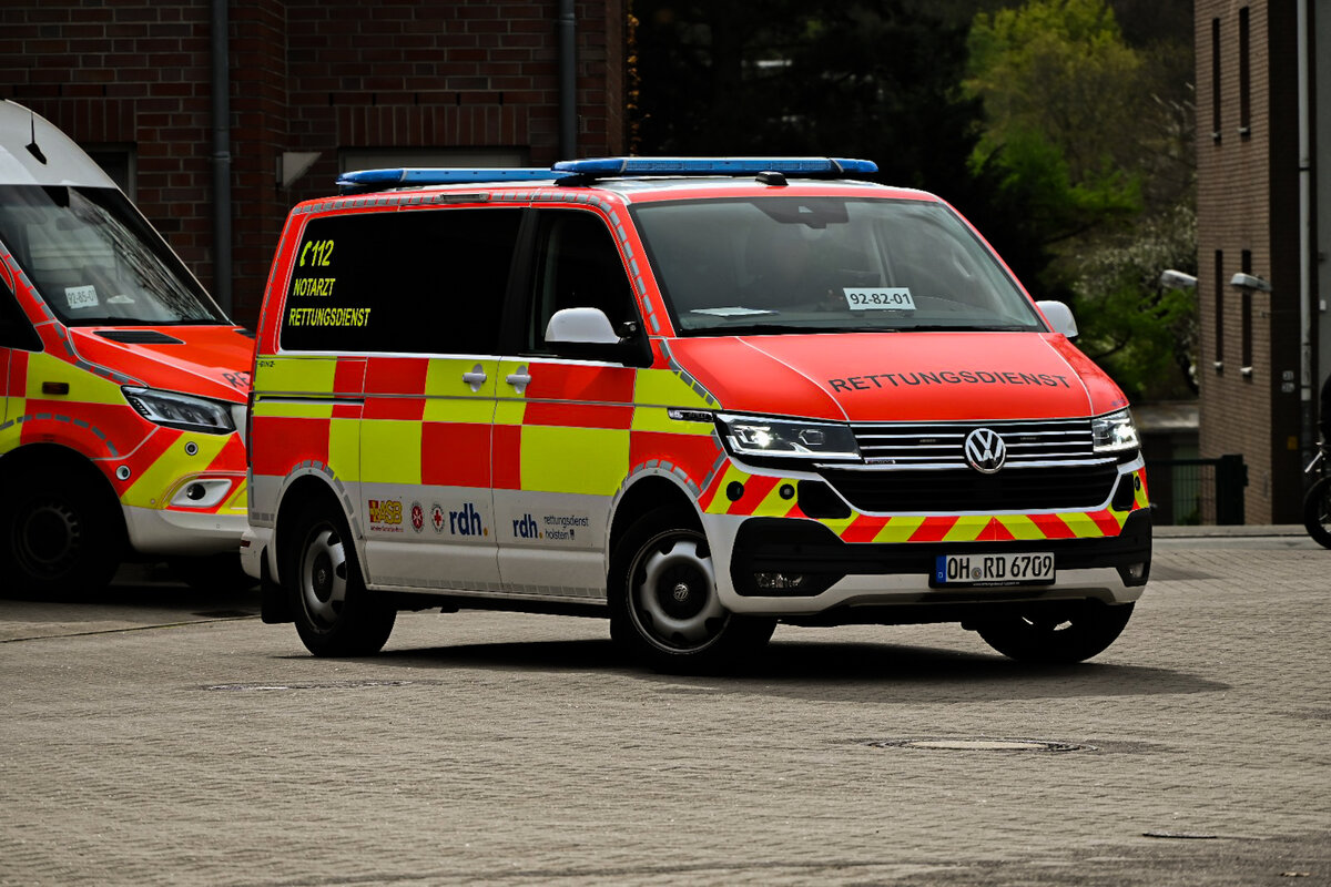 Hier zusehen gibt es den VW Transporter T6.1 4Motion als Notarzteinsatzfahrzeug (NEF) der JUH Rettungswache Bad Schwartau.

Dieses Fahrzeug dient dazu den Notarzt an die Einsatzstelle zu bef�rdern.


Fahrzeugtyp: Notarzteinsatzfahrzeug (NEF)
Funkrufname: Akkon Ostholstein 92/82-01
Hersteller/Modell: Volkswagen Transporter T6.1 4Motion
Auf-/Ausbau Hersteller: BINZ
Baujahr: 2022
Intdienststellung: 2023
Besatzung: 1/1

(Bad Schwartau 04.2024)