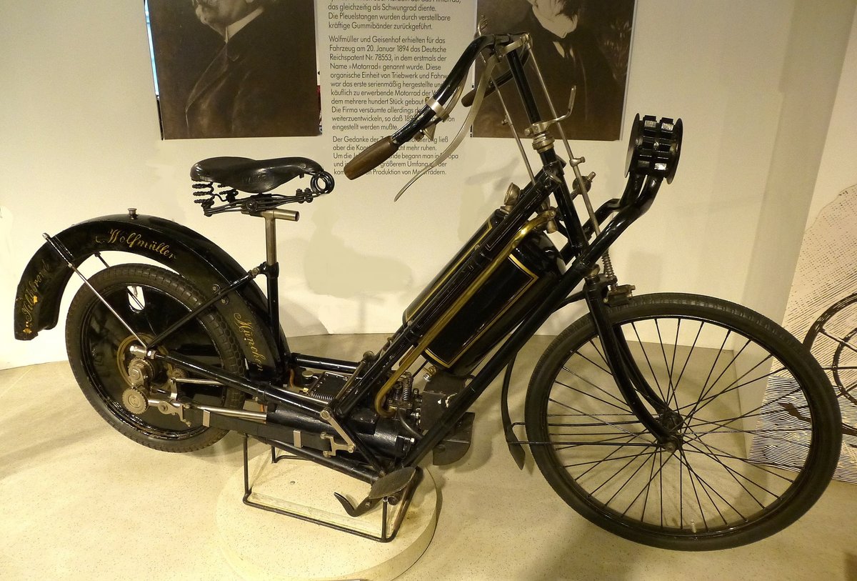 Hildebrand&Wolfmüller, erstes serienmäßig hergestelltes Motorrad der Welt, Baujahr 1894, 2-Zyl.4-Taktmotor mit 1488ccm und 2,5PS, gebaut wurden über 2000 Stück, NSU-Museum, Sept.2014