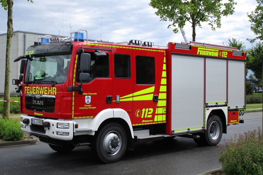 Hilfeleistungslöschgruppenfahrzeug (HLF) 20 der Freiwilligen Feuerwehr Straelen Löschzug Herongen, auf Basis eines MAN  13.290 TGM 4x4 BL und dem feuerwehrtechnischen Auf- und Ausbau durch die Firma Schlingmann.

Fahrgestell: MAN TGM 13.290 4x4 BL
Aufbau: Schlingmann

Ausstattung u.a.:

Feuerlöschkreiselpumpe FPN 10-3000
Löschwassertank 2.400 l
Schaummittel 120 l
hydraulischer Rettungssatz
Lüfter
Notstromagerat Eisemann 14 KVA
6 Atemschutzgeräte, davon vier im Mannschaftsraum
Lichtmast mit 6 LED-Scheinwerfern
2 Ein-Personen-Hasplen (Schlauch & Verkehr)
Rettungssäge
Schmutzwassertauchpumpe
Nebellöschsystem

Zwecks Fototermin am 30.05.2015 in Kempen aufgenommen