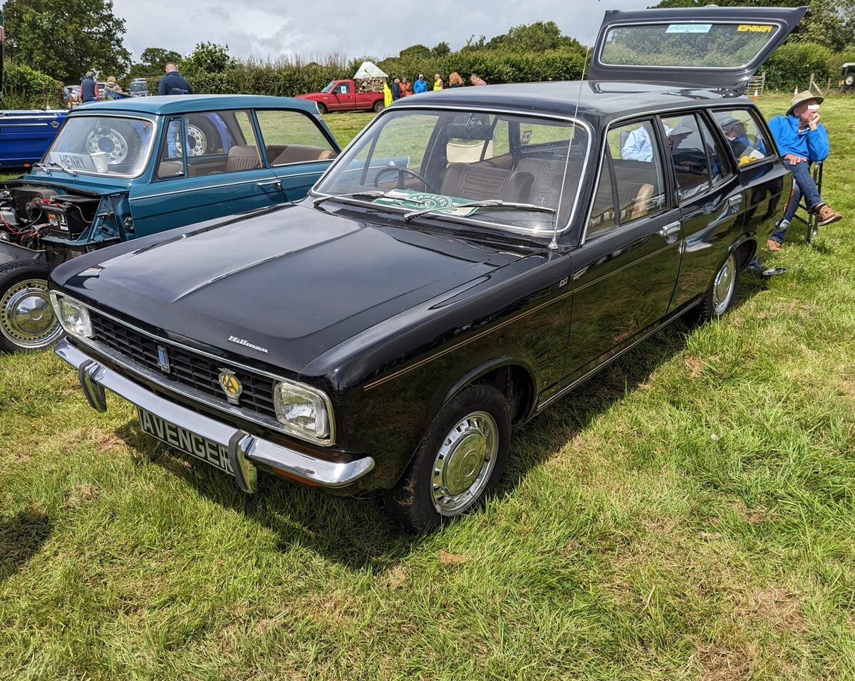 Hillman Avenger Estate der Series 2, wie er in den Jahren von 1973 bis zur Einstellung des Modelles 1976 gebaut wurde. Bereits im Jahr 1970 brachte, die zur Rootes-Gruppe gehörende Marke, Hillman das Modell Avenger auf den Markt. Das Modell war als viertürige Limousine und fünftüriges Kombimodell lieferbar. Sowohl die Limousine als auch das Kombimodell waren in etlichen Ausstattungsversionen lieferbar. Bei der Motorisierung konnte man sich zwischen zwei Vierzylinderreihenmotoren entscheiden: 1295 cm³ mit Leistungen von 57 PS oder 69 PS, sowie 1598 cm³ mit 69 PS oder 82 PS. Hog's Head Classic car meeting am 06.07.2024 in Llantillio Crosseny/South-Wales.