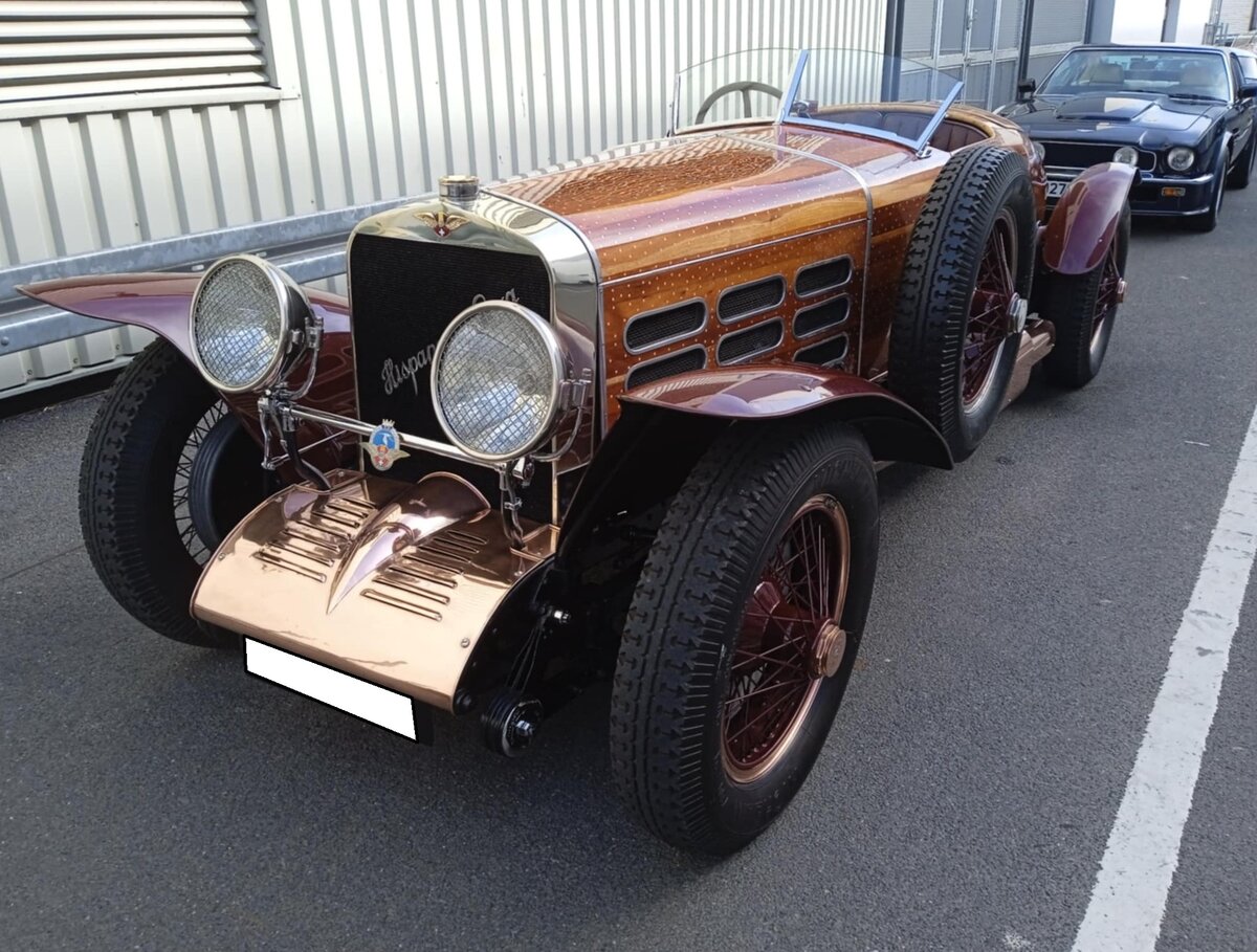Hispano Suiza H6C Nieuport Astra Torpedo aus dem Jahr 1924. Im Jahr 1924 gab der bekannte und sehr wohlhabende Franzose André Dubbonet bei Hispano Suiza ein außergewöhnliches Fahrzeug in Auftrag. Seine Anforderungen waren recht eineutig: Ein Wagen, der auf der Rennstrecke bestehen konnte, robust genug für Langstreckenrennen wie die legendäre  Targa Florio  und elegant genug, um auch auf den Boulevards von Paris und Brüssel zu glänzen. Hispano Suiza wählte als Basis das Chassis seines H6C. Der Karosserieaufbau fand bei Nieuport-Astra, eigentlich einem Flugzeughersteller statt. Man fertigte für den Wagen eine Karosserie aus drei Millimeter dünnen Mahagonistreifen. Tausende Aluminiumnieten hielten die Streifen zusammen, die von Hand lackiert und auf Hochglanz poliert wurde. Das Ergebnis war eine Karosserie, die keine 70 Kilogramm wog. Prompt belegte dieses Auto bei der  Targa Florio 1924  den sechsten Rang. Als Antrieb dient diesem extravaganten Auto ein Achtzylinderreihenmotor mit einem Hubraum von 7982 cm³ und einer Leistung von rund 197 PS. Die Höchstgeschwindigkeit soll 105 m/ph (rund 170 km/) betragen haben. Zufahrt zu den Hallen der Retro Classics Essen am 08.04.2026.