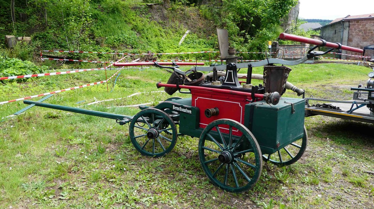 =historische Feuerlöschpumpe der ehem. Gemeinde Bernshausen, ausgestellt im Mai 2017 in der Burgenstadt Schlitz